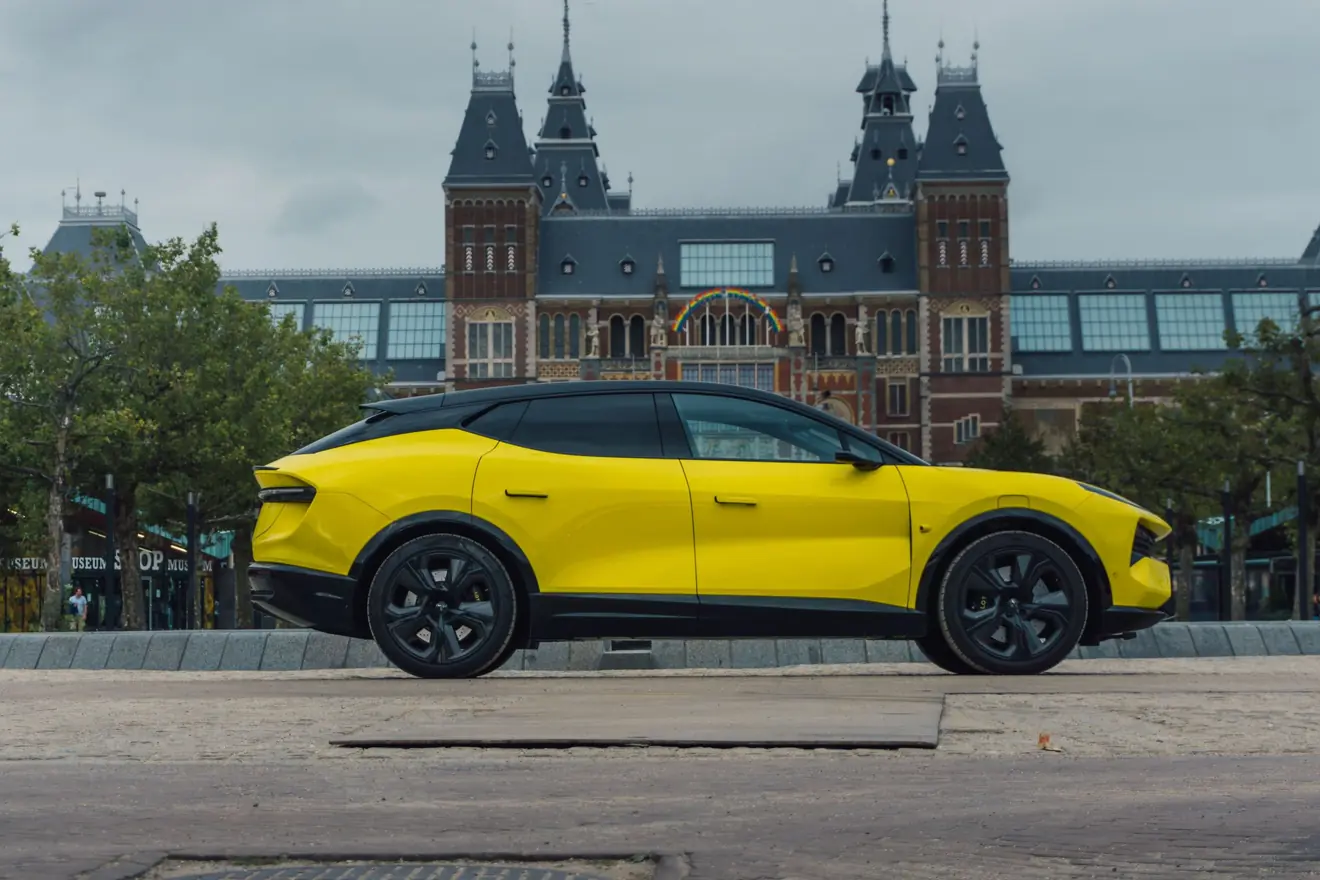 Gele elektrische auto voor het Rijksmuseum in Amsterdam